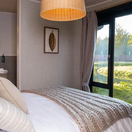 Vakantiehuis Stylish With Pool *